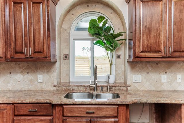 6402 Avignon St, Corpus Christi, TX 78414