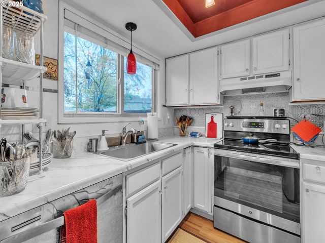 3534 WESTLEIGH St, Eugene, OR 97405