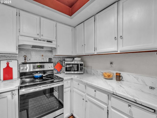 3534 WESTLEIGH St, Eugene, OR 97405