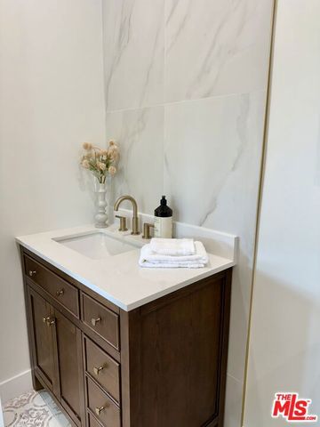 900 N Alfred Street 2, Los Angeles, CA 90069