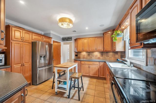 990 Thomas Avenue, Baldwin, NY 11510