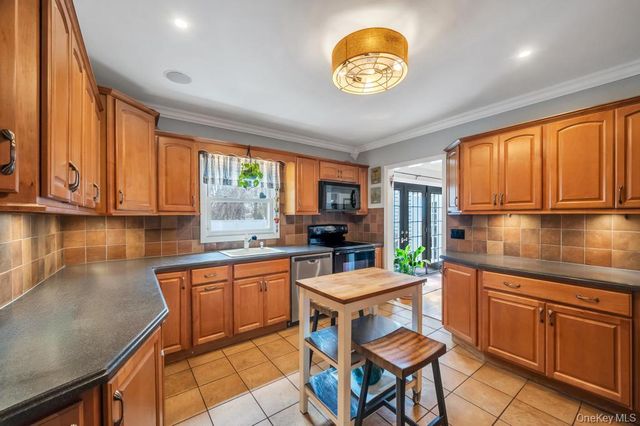 990 Thomas Avenue, Baldwin, NY 11510