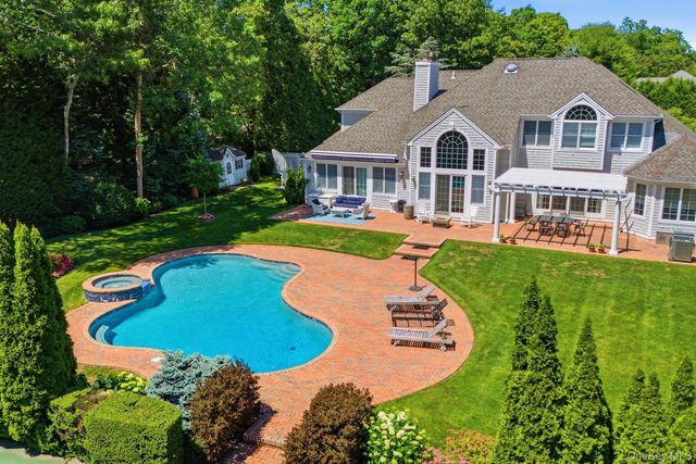 19 Cedarfield Lane, Westhampton, NY 11977