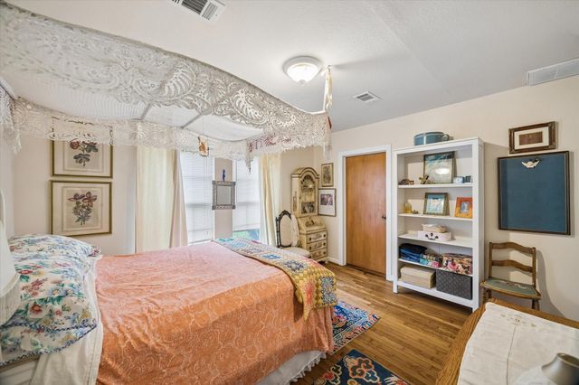 705 W 34th Street, Houston, TX 77018