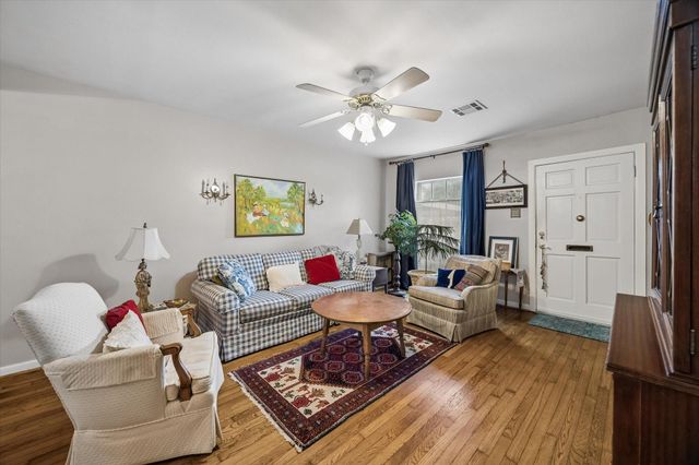 705 W 34th Street, Houston, TX 77018