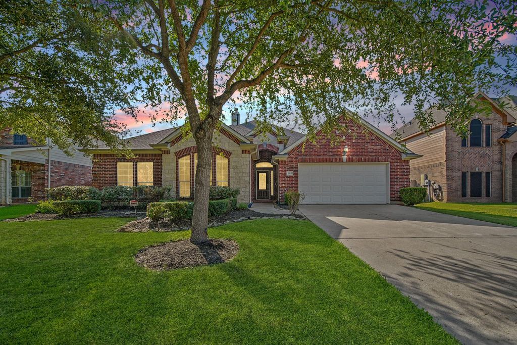 1915 Stable Stone Lane, Pearland, TX 77581