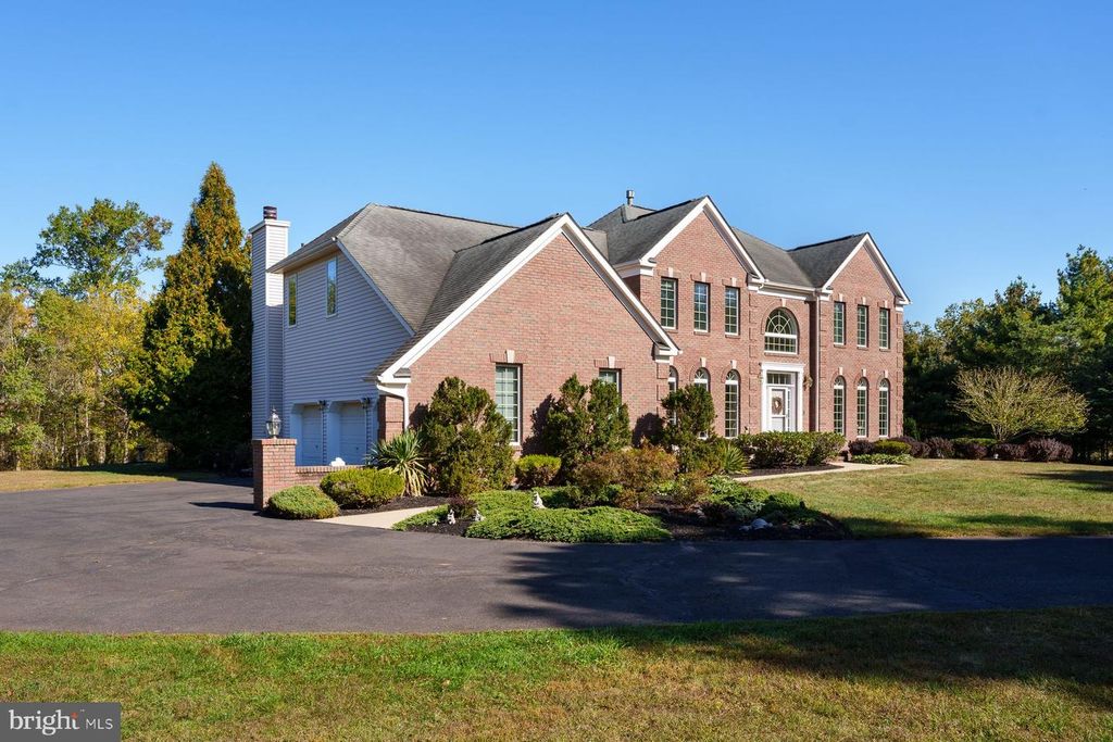 Image 2 of property listing at 128 BUTLER RD, Franklin Park, NJ 08823