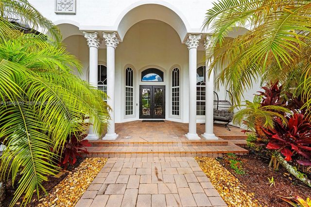 12401 N Stonebrook Circle, Davie, FL 33330