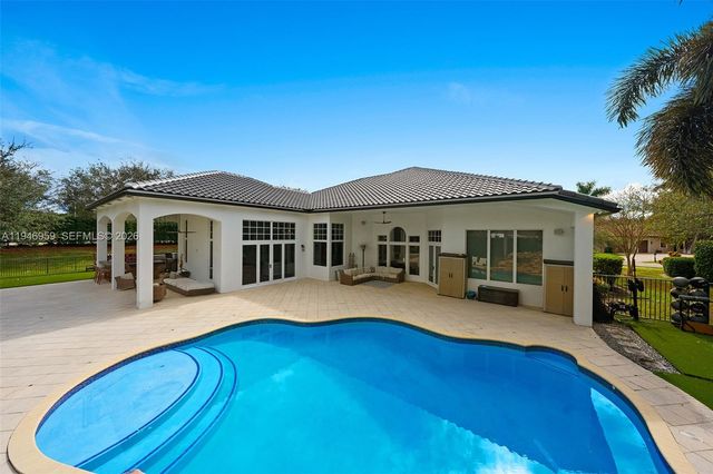 12401 N Stonebrook Circle, Davie, FL 33330