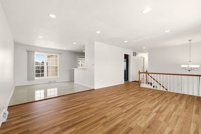 1432 Mitchell Trail, Elk Grove Village, IL 60007