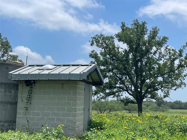 2238 Flash CIR, Luling, TX 78648