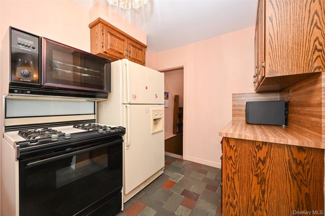 53-19 195th Street, Fresh Meadows, NY 11365