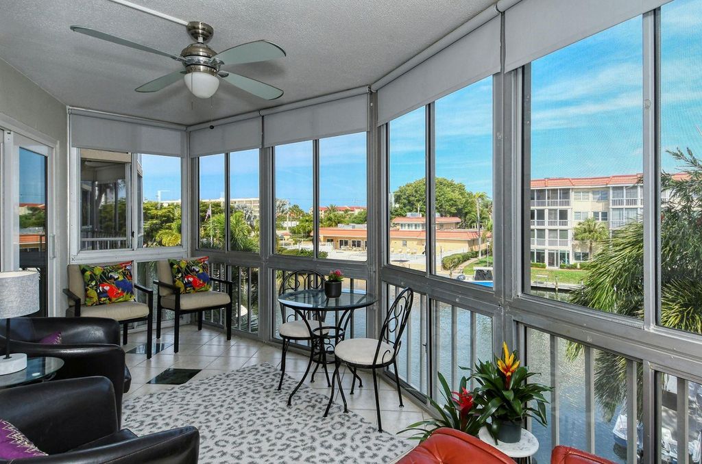 Image 14 of property listing at 1215 S PORTOFINO DRIVE 308, Sarasota, FL 34242