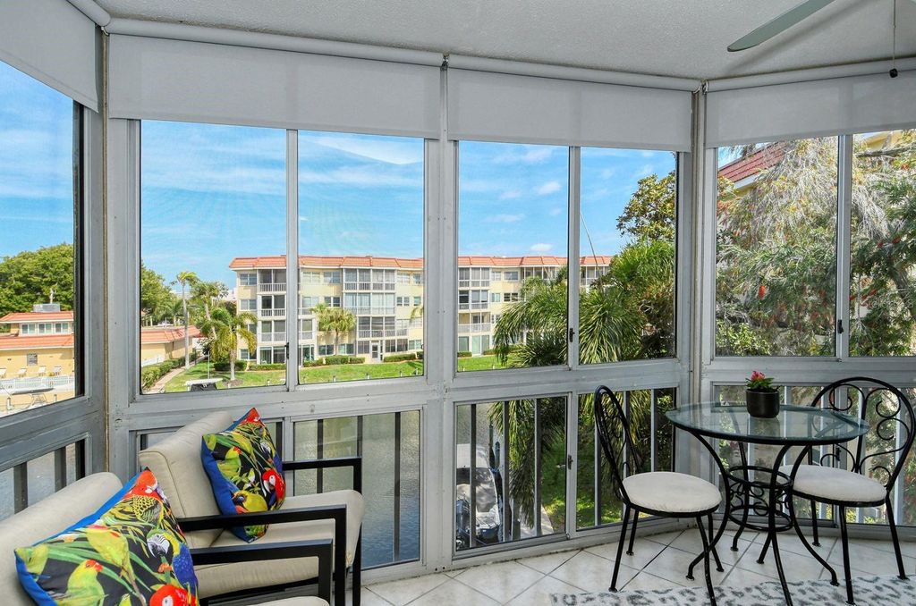 Image 16 of property listing at 1215 S PORTOFINO DRIVE 308, Sarasota, FL 34242