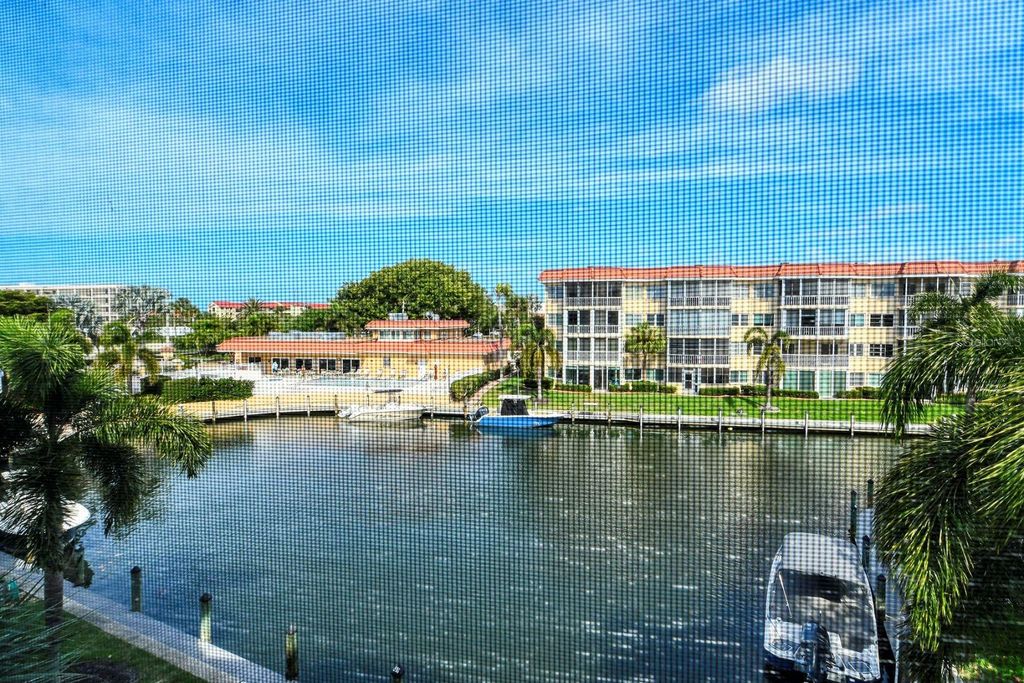 Image 17 of property listing at 1215 S PORTOFINO DRIVE 308, Sarasota, FL 34242