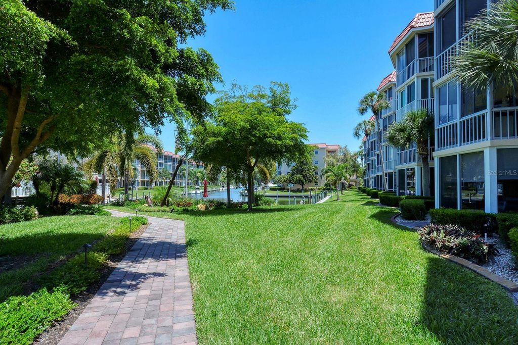 Image 33 of property listing at 1215 S PORTOFINO DRIVE 308, Sarasota, FL 34242
