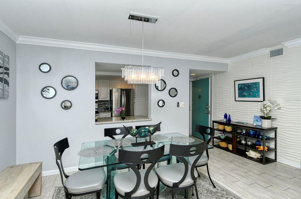 Image 7 of property listing at 1215 S PORTOFINO DRIVE 308, Sarasota, FL 34242