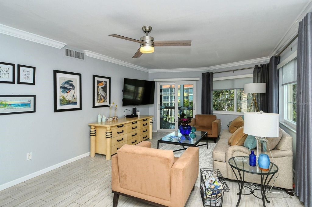 Image 10 of property listing at 1215 S PORTOFINO DRIVE 308, Sarasota, FL 34242