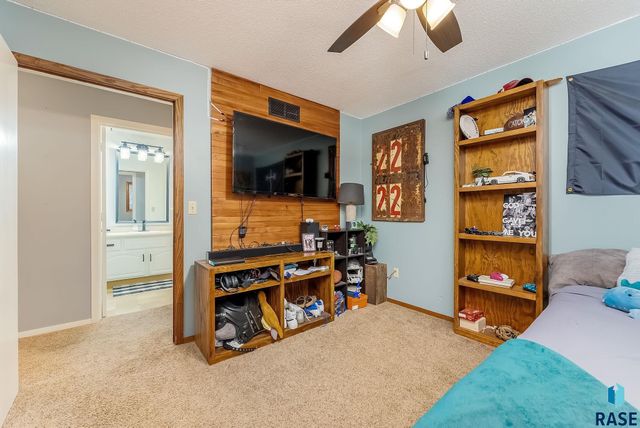 609 S Splitrock Blvd Boulevard, Brandon, SD 57005