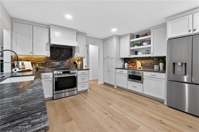 12815 Pembroke Circle, Leawood, KS 66209