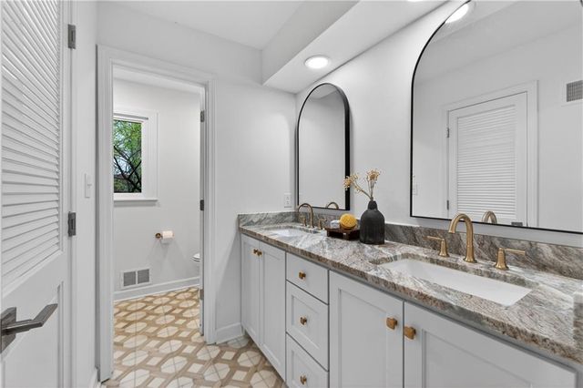 12815 Pembroke Circle, Leawood, KS 66209