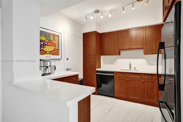 300 Bayview Dr 1110, Sunny Isles Beach, FL 33160