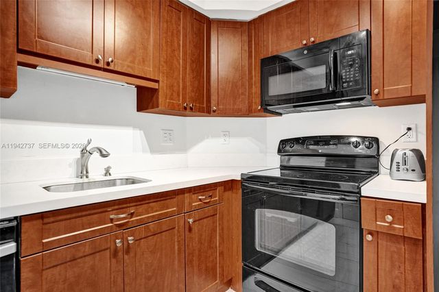 300 Bayview Dr 1110, Sunny Isles Beach, FL 33160