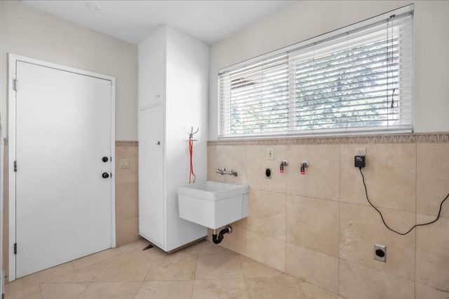 3996 Rochdale Dr, Carmichael, CA 95608