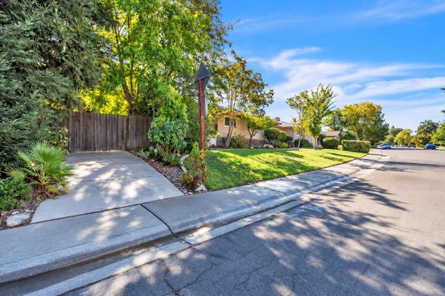 3996 Rochdale Dr, Carmichael, CA 95608