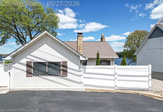 9696 Elizabeth Lake Road, White Lake Charter Township, MI 48386