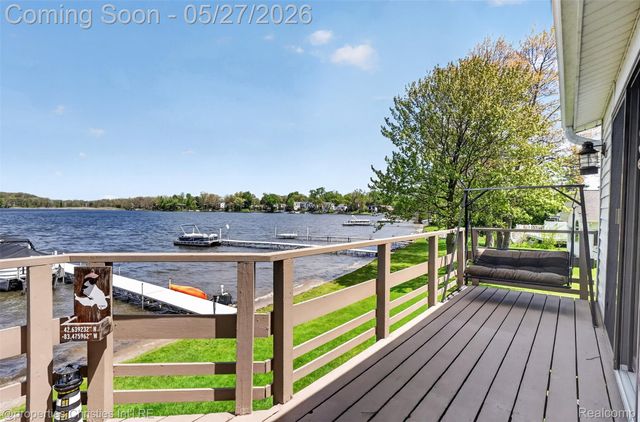 9696 Elizabeth Lake Road, White Lake Charter Township, MI 48386