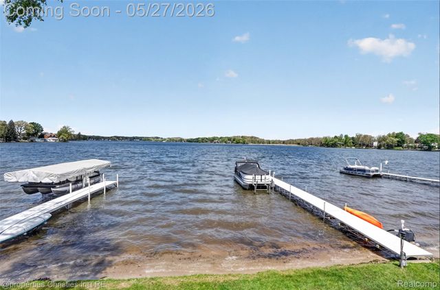9696 Elizabeth Lake Road, White Lake Charter Township, MI 48386