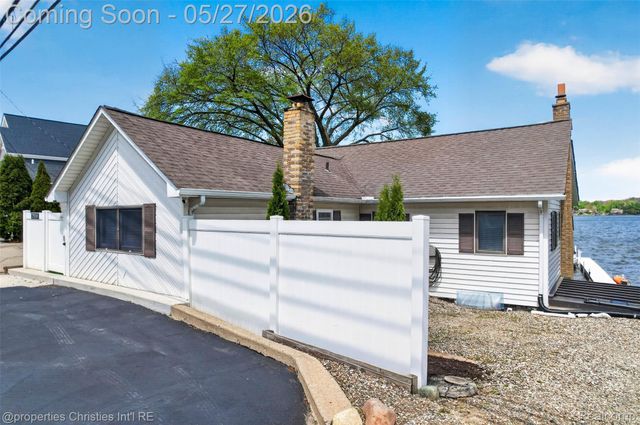 9696 Elizabeth Lake Road, White Lake Charter Township, MI 48386