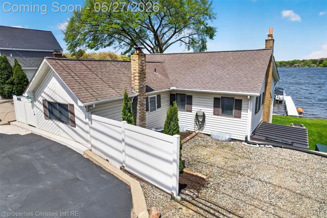 9696 Elizabeth Lake Road, White Lake Charter Township, MI 48386