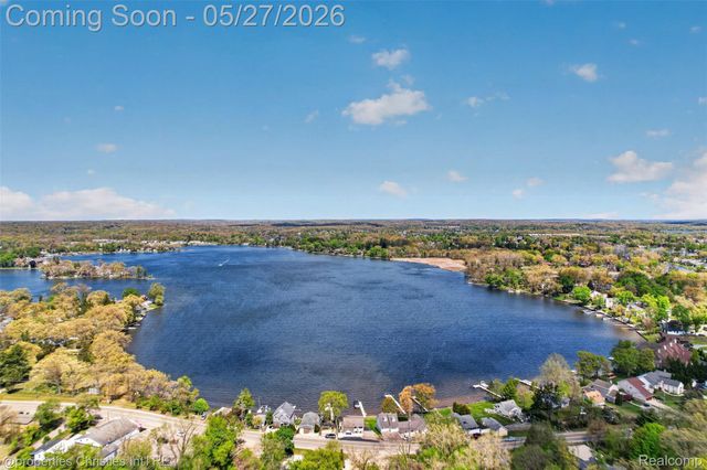 9696 Elizabeth Lake Road, White Lake Charter Township, MI 48386