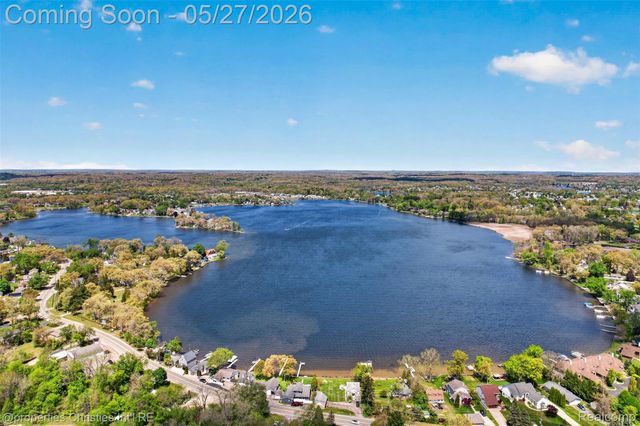 9696 Elizabeth Lake Road, White Lake Charter Township, MI 48386