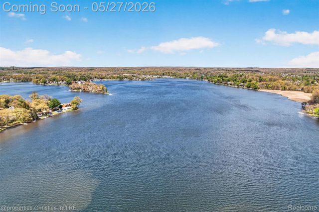 9696 Elizabeth Lake Road, White Lake Charter Township, MI 48386