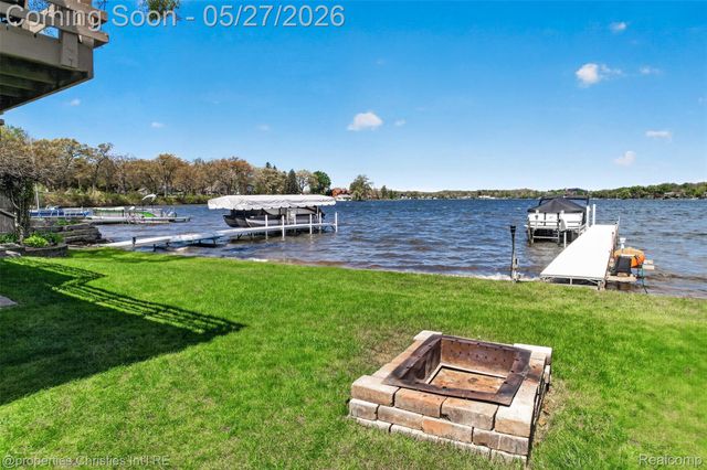 9696 Elizabeth Lake Road, White Lake Charter Township, MI 48386