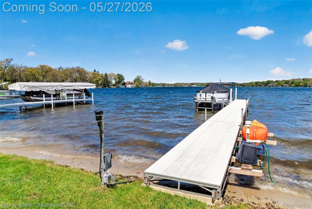 9696 Elizabeth Lake Road, White Lake Charter Township, MI 48386