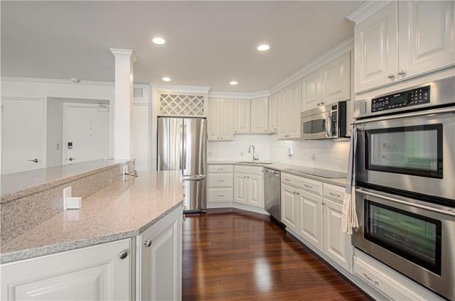 221 W 48th Street 602, Kansas City, MO 64112