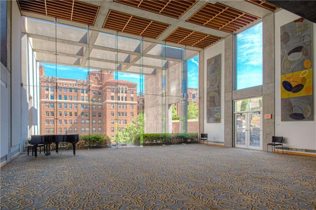 221 W 48th Street 602, Kansas City, MO 64112