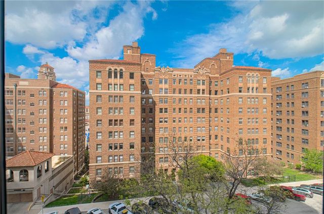221 W 48th Street 602, Kansas City, MO 64112