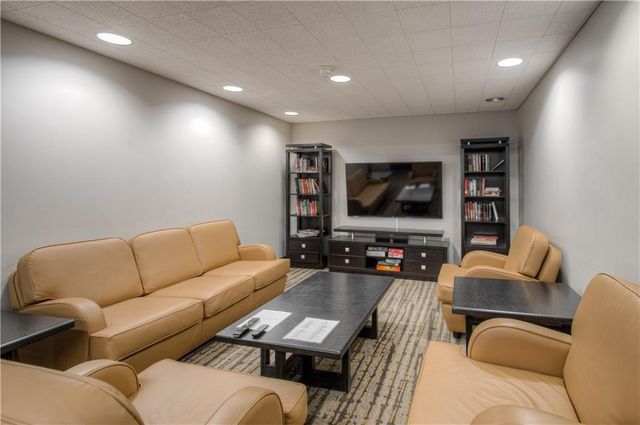 221 W 48th Street 602, Kansas City, MO 64112