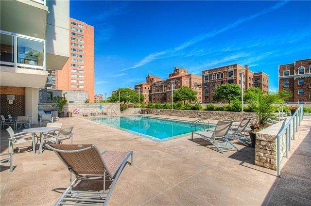 221 W 48th Street 602, Kansas City, MO 64112