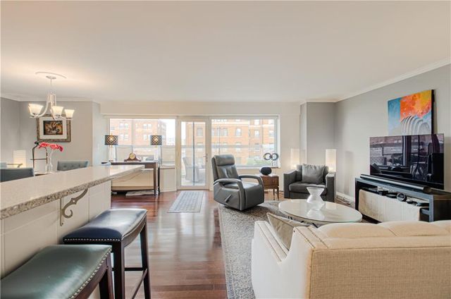 221 W 48th Street 602, Kansas City, MO 64112