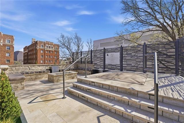 221 W 48th Street 602, Kansas City, MO 64112