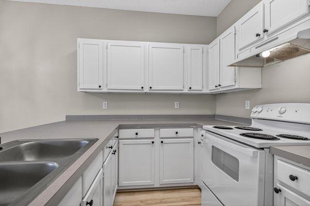 1847 Whispering Oaks Lane, Fort Walton Beach, FL 32547