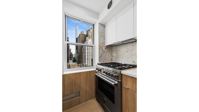 225 E 46TH Street 10DE, New York City, NY 10017