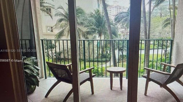 19900 E Country Club Dr 214, Aventura, FL 33180