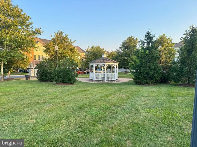 9202 CHARLESTON DR #405, Manassas, VA 20110